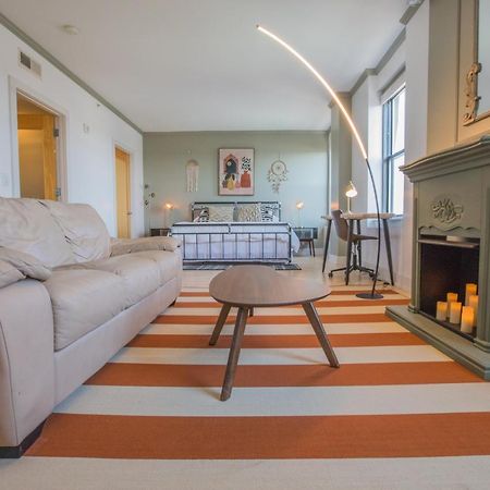 Designer Downtown Condo Suite - Splendid View Дес Мойнс Екстериор снимка