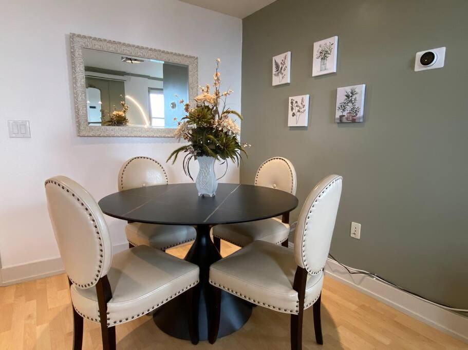 Designer Downtown Condo Suite - Splendid View Дес Мойнс Екстериор снимка