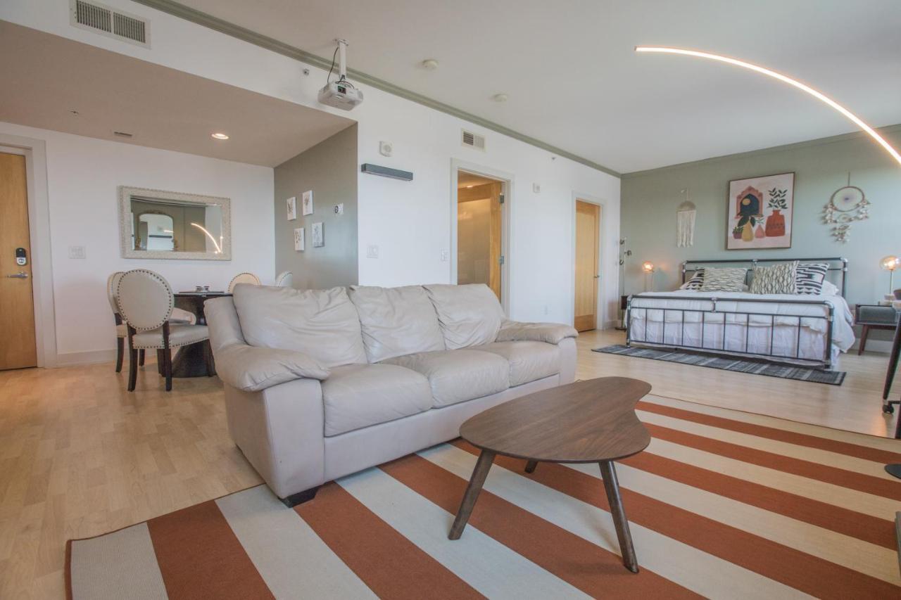 Designer Downtown Condo Suite - Splendid View Дес Мойнс Екстериор снимка