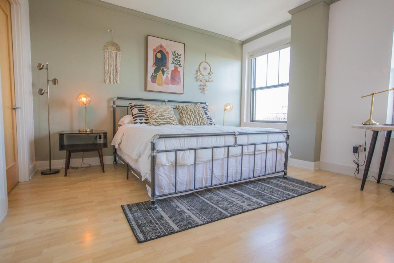 Designer Downtown Condo Suite - Splendid View Дес Мойнс Екстериор снимка