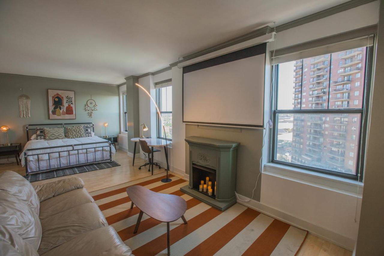 Designer Downtown Condo Suite - Splendid View Дес Мойнс Екстериор снимка