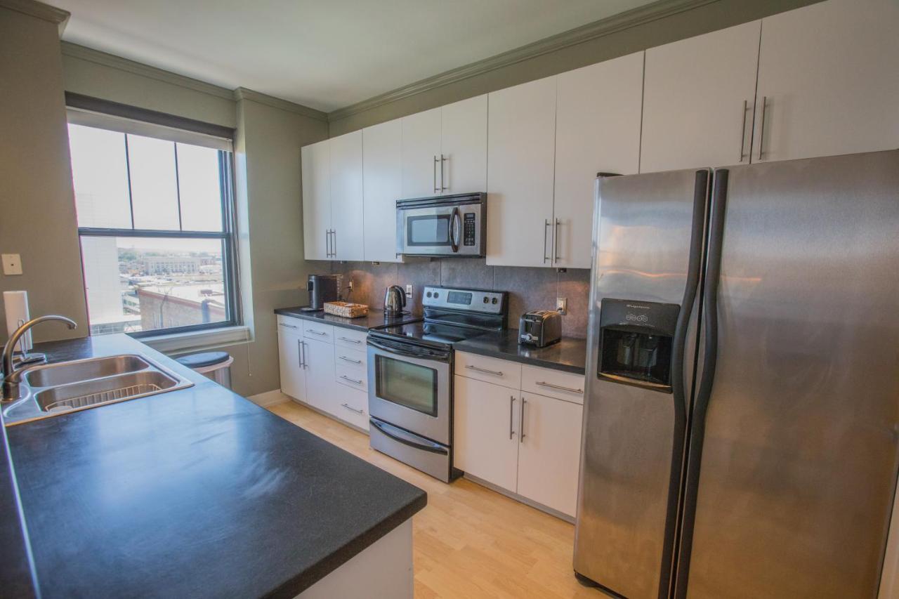 Designer Downtown Condo Suite - Splendid View Дес Мойнс Екстериор снимка