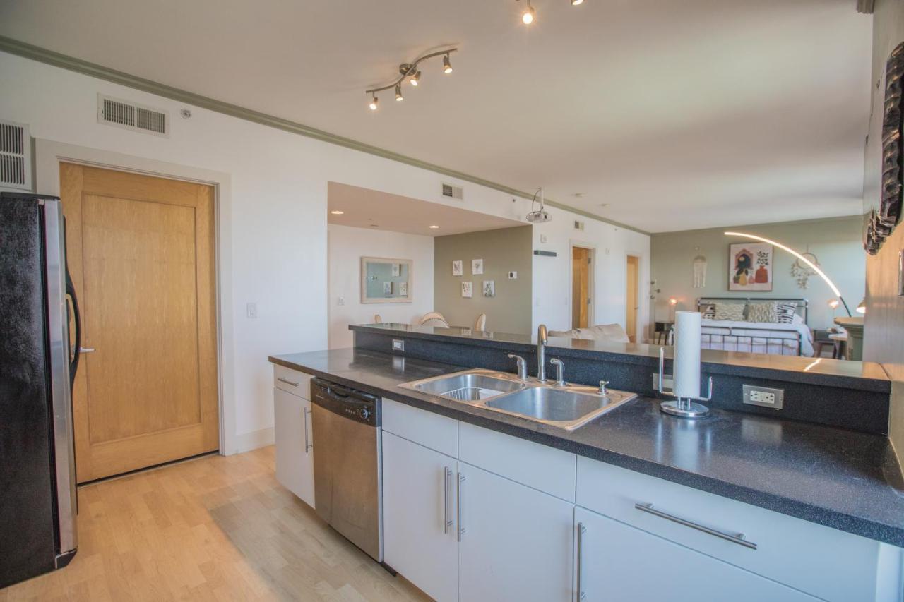 Designer Downtown Condo Suite - Splendid View Дес Мойнс Екстериор снимка
